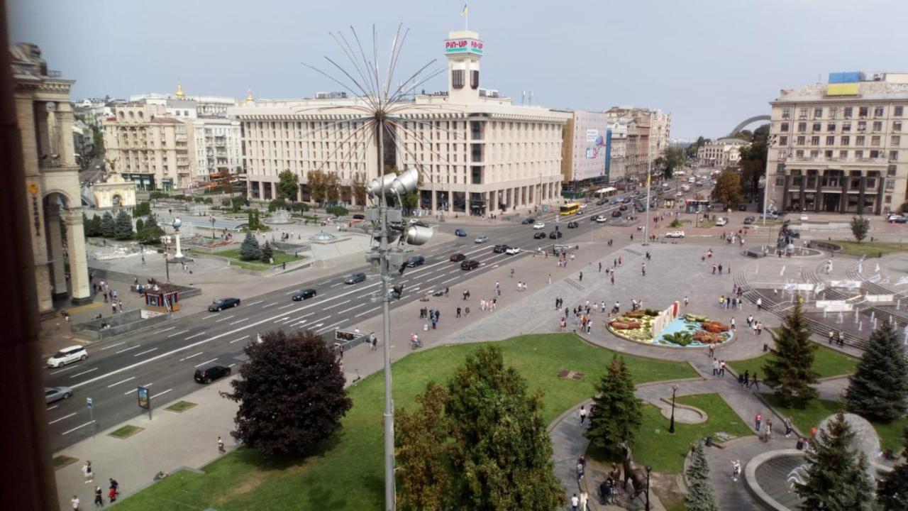 Independence Square - Khreschatyk. View On Independence Sq. Fountains Kiev Esterno foto