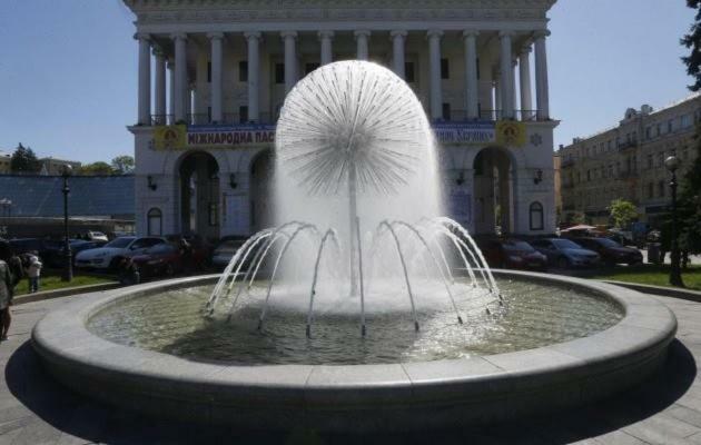 Independence Square - Khreschatyk. View On Independence Sq. Fountains Kiev Esterno foto