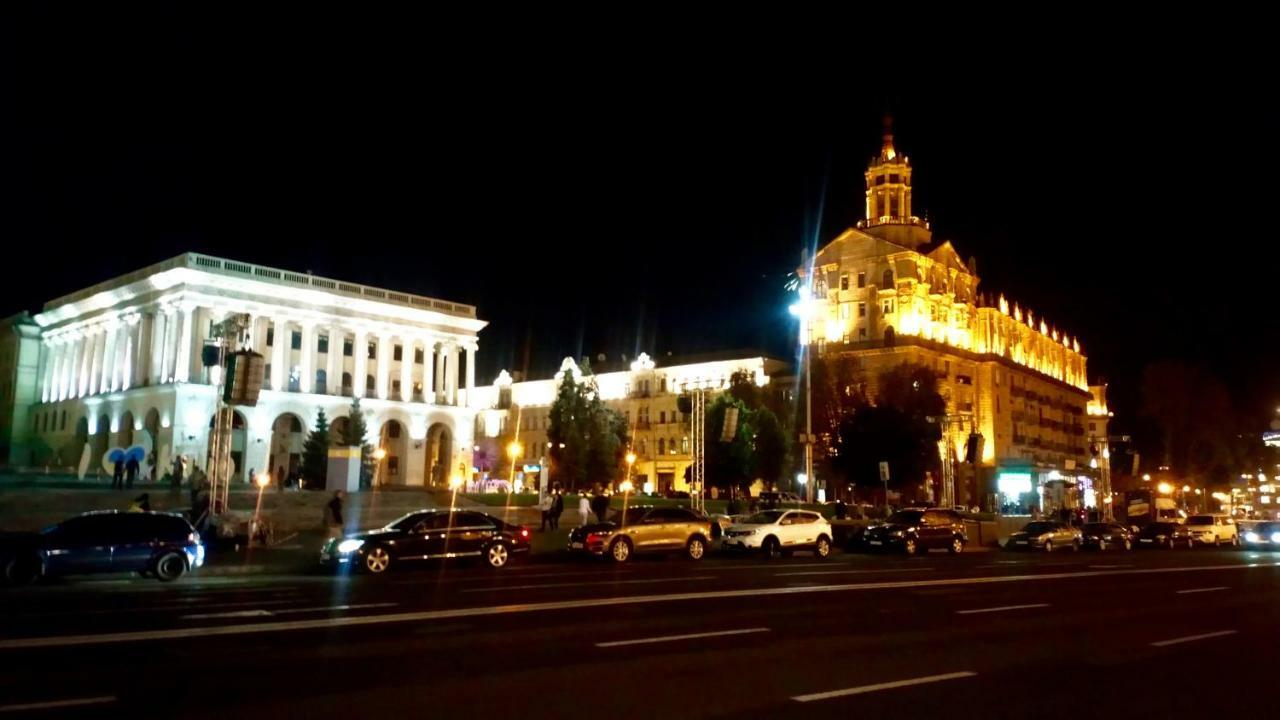 Independence Square - Khreschatyk. View On Independence Sq. Fountains Kiev Esterno foto