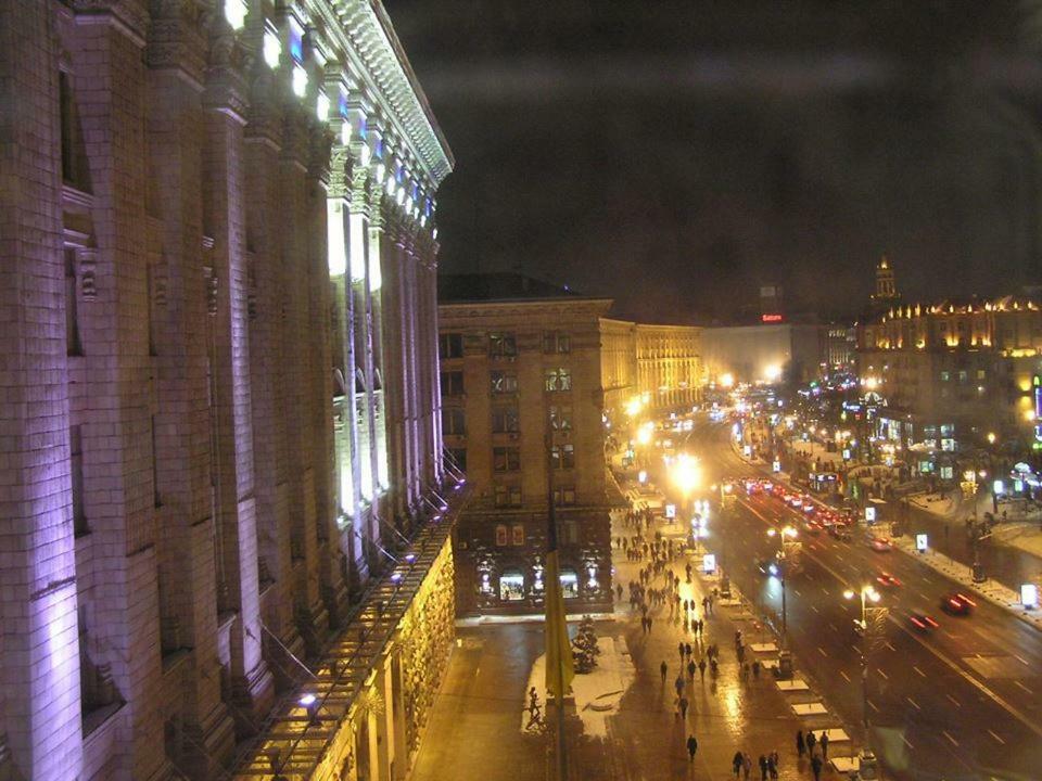 Independence Square - Khreschatyk. View On Independence Sq. Fountains Kiev Esterno foto
