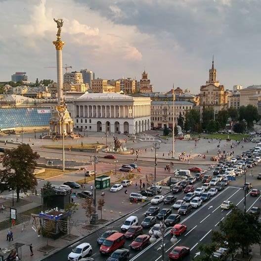 Independence Square - Khreschatyk. View On Independence Sq. Fountains Kiev Esterno foto