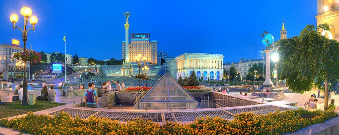 Independence Square - Khreschatyk. View On Independence Sq. Fountains Kiev Esterno foto