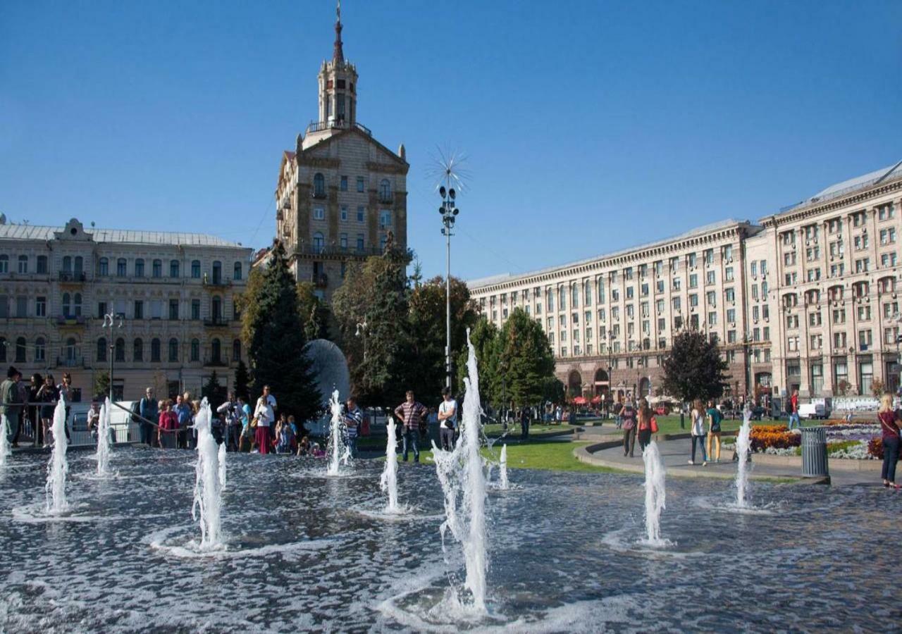 Independence Square - Khreschatyk. View On Independence Sq. Fountains Kiev Esterno foto